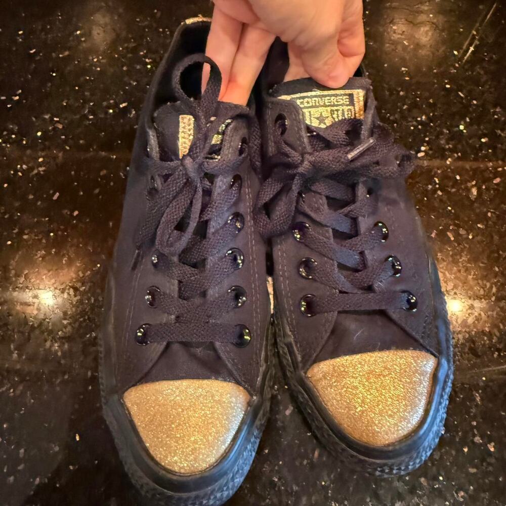Black and gold vintage Sz 6 men’s 8 women’s Converse low top